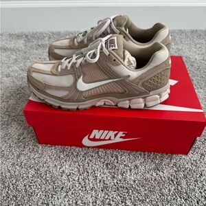 Nike Zoom Vomero 5 Beige and White Sneakers